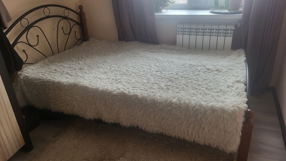 Кровать с кованными спинками и крепким металлическим карксом. новый  н