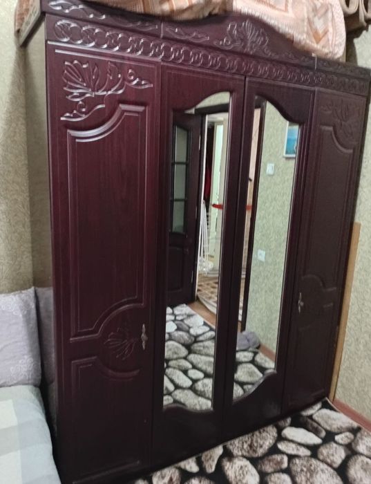 Продаёт шифонер.