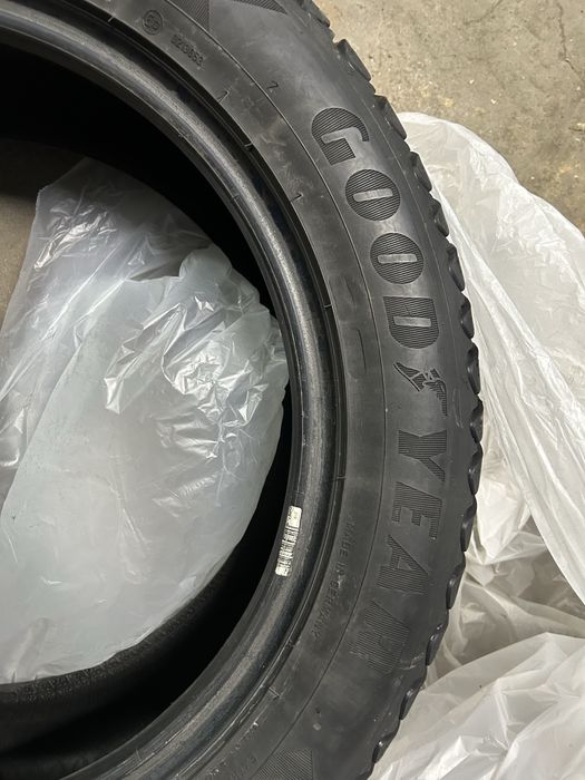 Продам резину зимнюю шипованная 235/55/18 4 балона