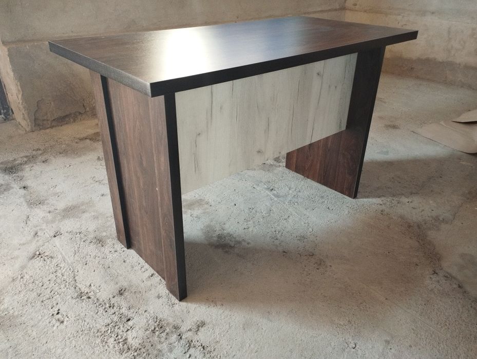 Стол кабинетный. Можно использовать как парту для двух учеников.