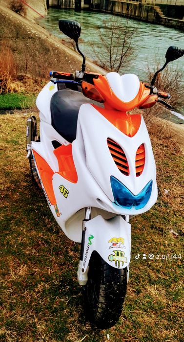 Vând scuter Yamaha aerox