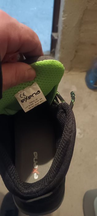 Продавам зимни обувки и зимен комплект