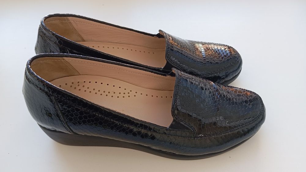 Продам новые женские чёрные лоферы