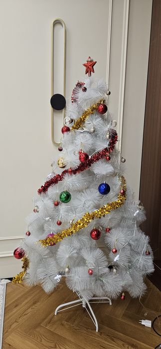 Елка с игрушками