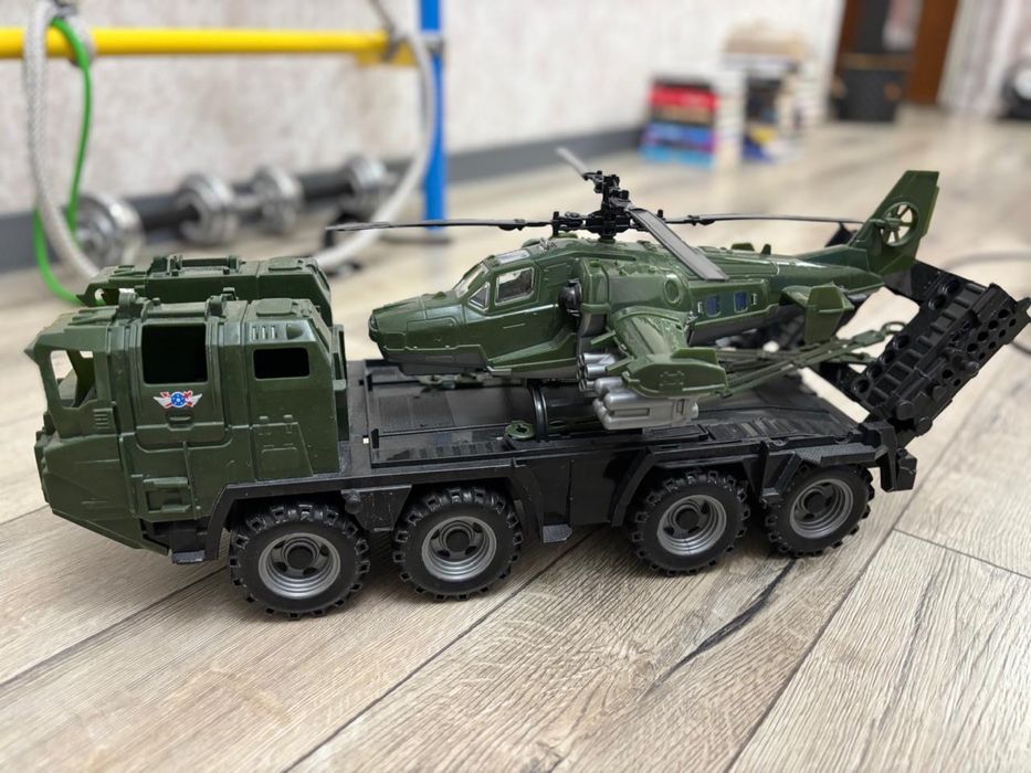 Военный грузовик и вертолет