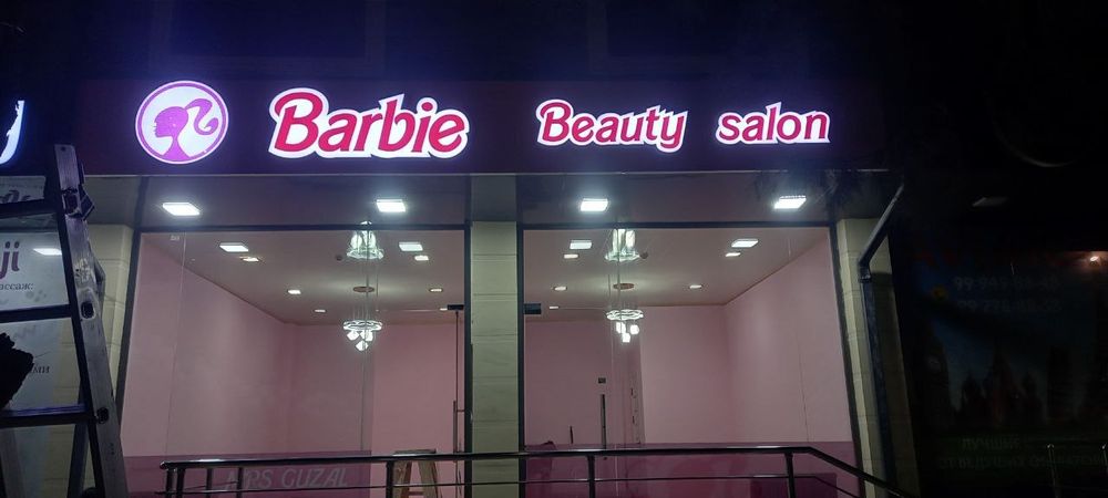 Reklama, banner, bukva