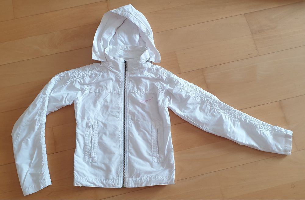 Geaca de vara, gluga ascunsa in guler