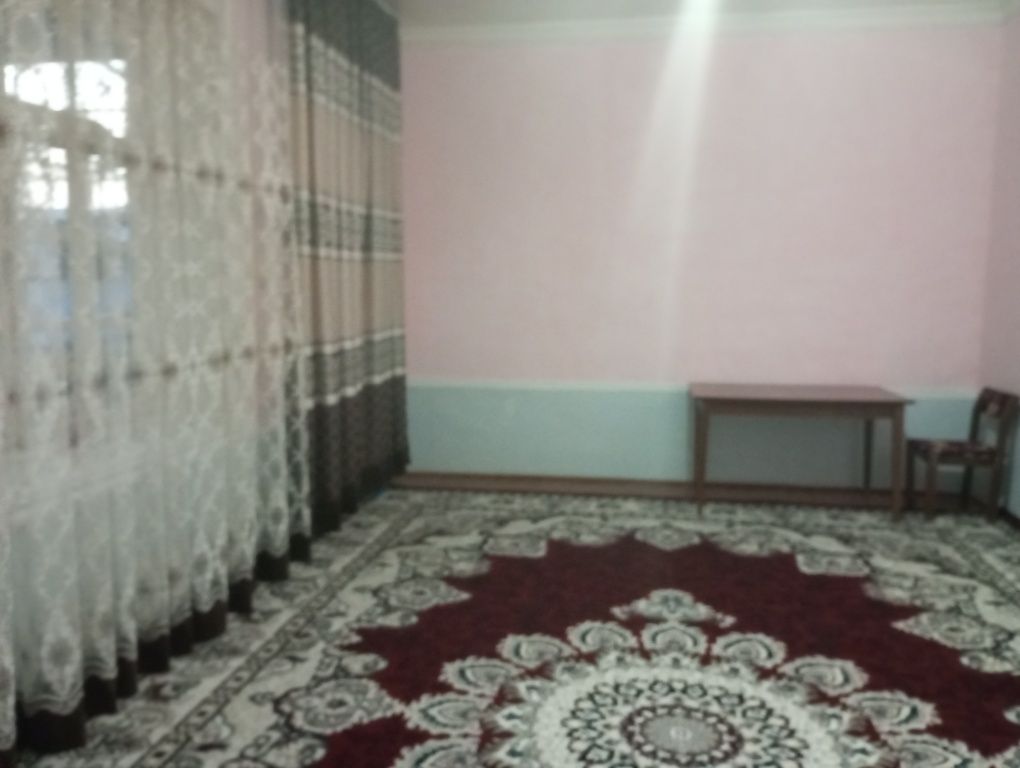 Hovli  sotiladi.