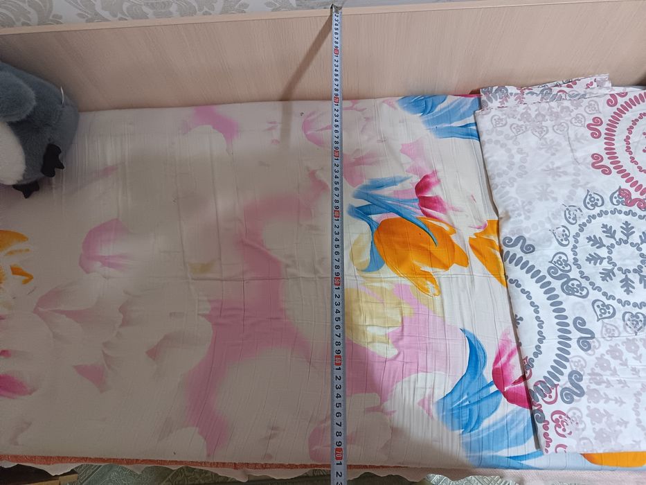 Подростковая кровать, хорошее качество, изьянов нету!