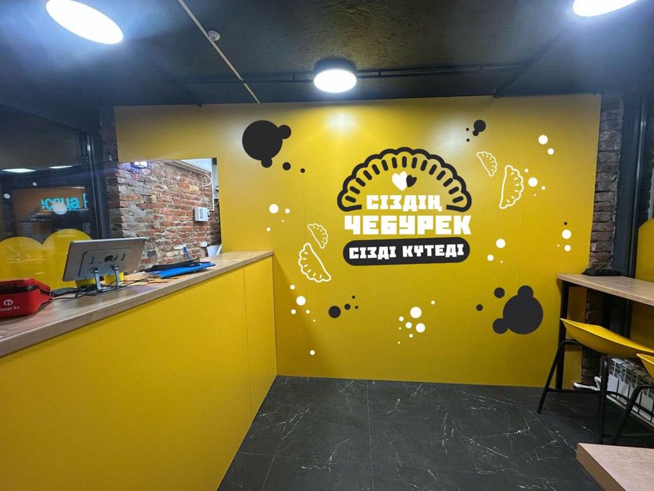 Продается холодильник, стол и стеллаж нержавейка, фритюрница и мебель