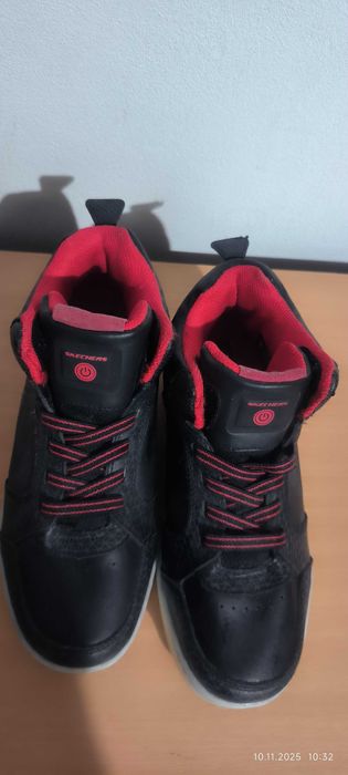 Vând skechers băiat