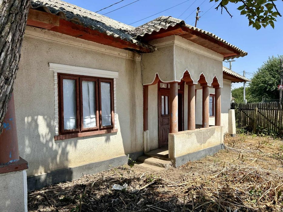 Vând casă bătrânească