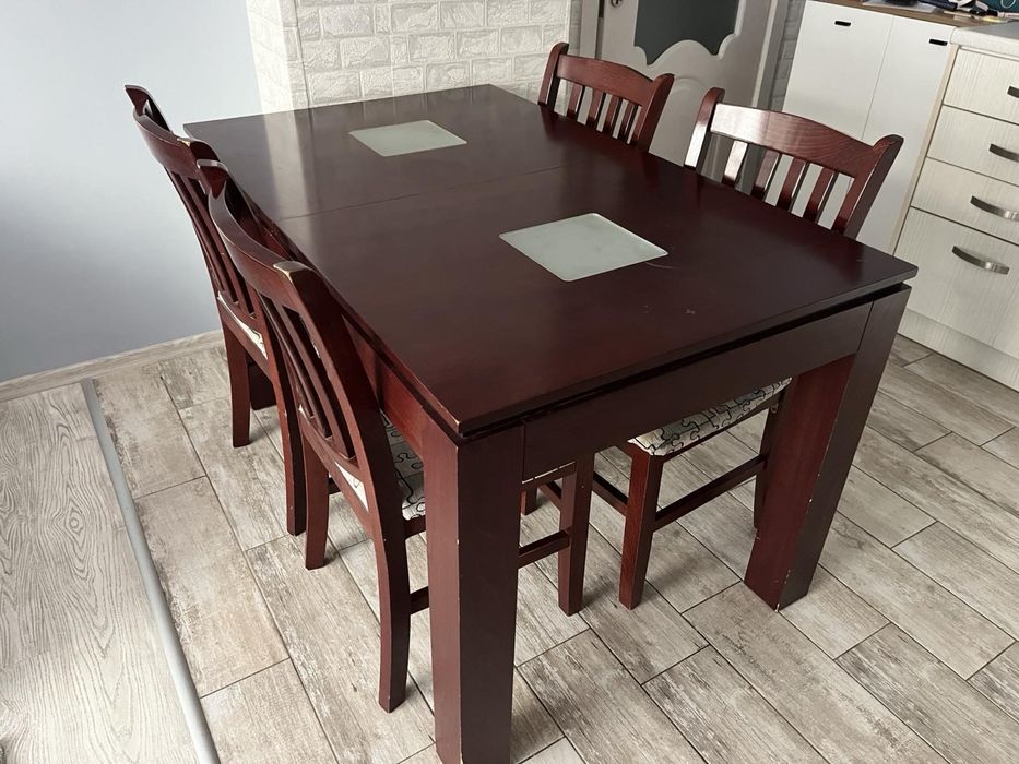 Продавам маса с четири стола