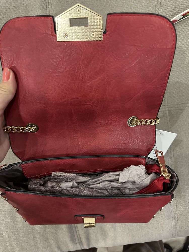 чанта в червен цвят със златисти елементи
