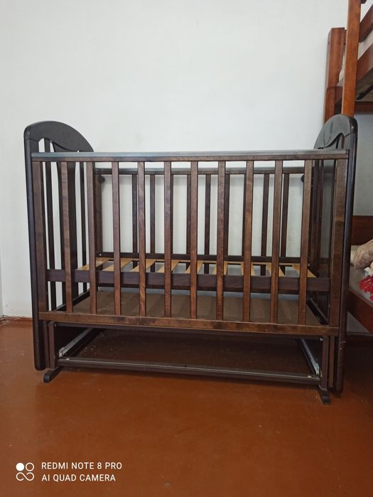 Продам детскую кроватку из натурального дерева.