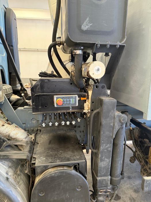 Volvo autobasculanta cu macara, cupa,rotitor si carlig