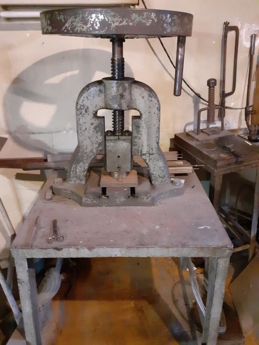 Vînd presă manuală și diferite matrite pentru bijutieri la preț foarte