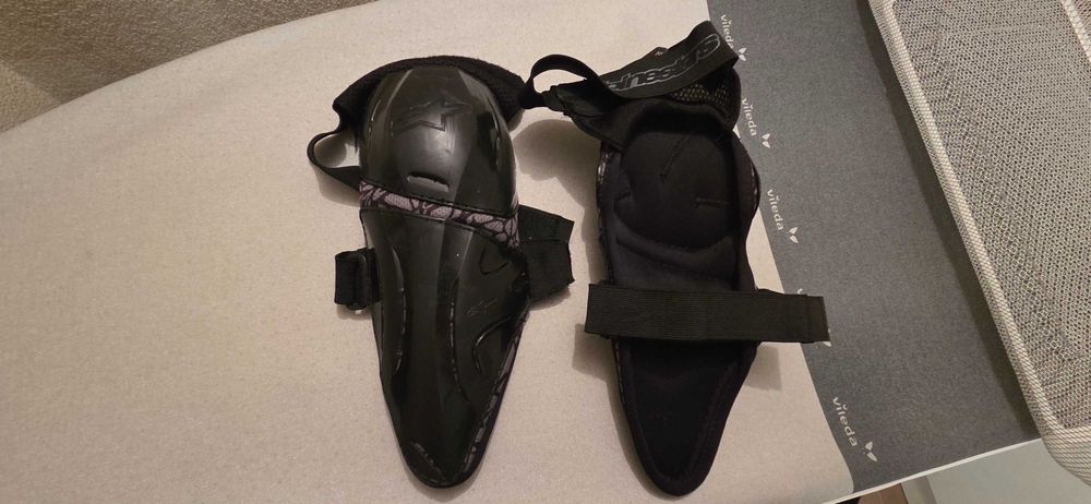 Протектори за колена alpinestars малки