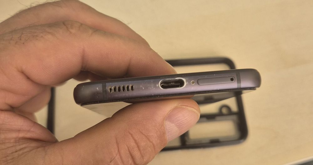 Продавам Samsung Galaxy S21 FE с 128GB вградена памет и 6GB RAM.