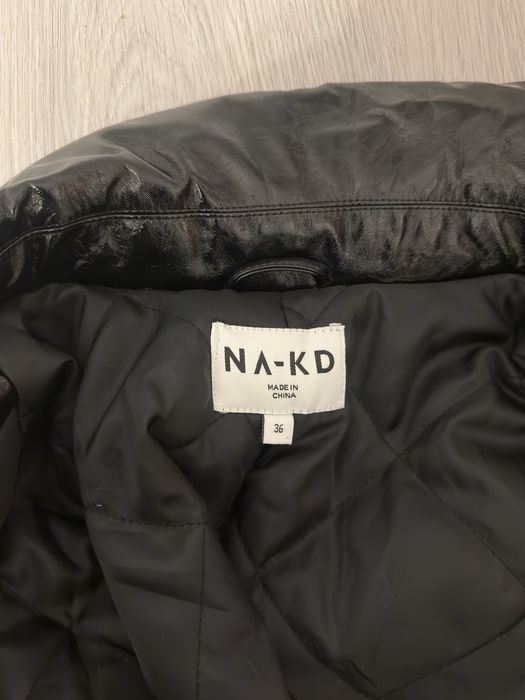 Vând geaca nouă de damă neagră tip trench cu eticheta , NA-KD