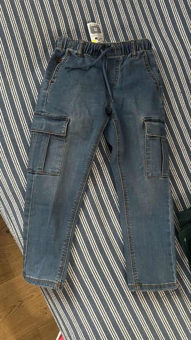 Blugi cargo si pulover, 5 ani