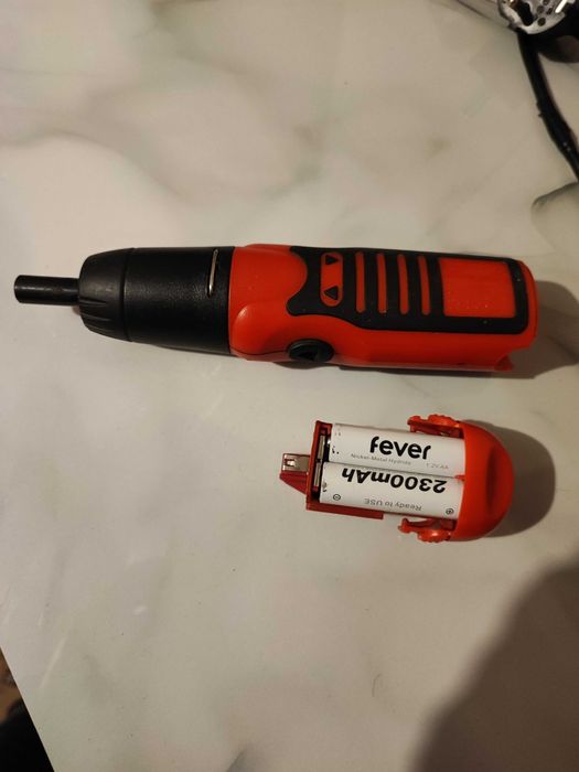 Șurubelniță electrică Black & Decker + 10 acumulatori + încărcător