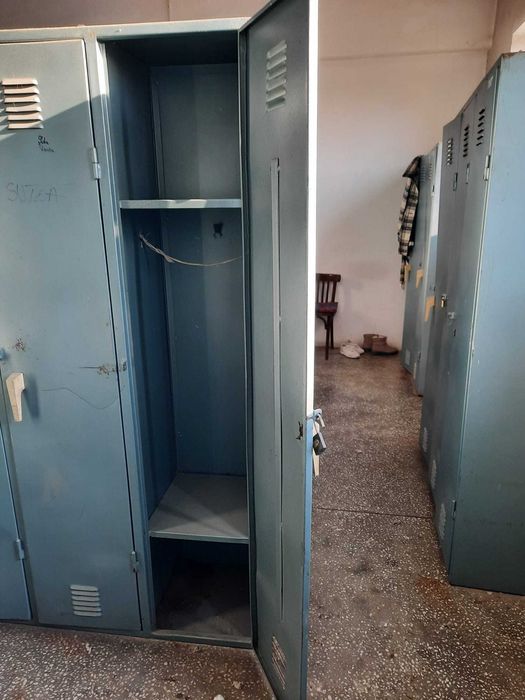 Vand: dulapuri din metal, custi din metal, saci de filtre;