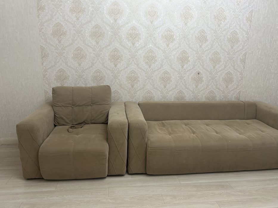 Диван с креслом, подушки имеются.