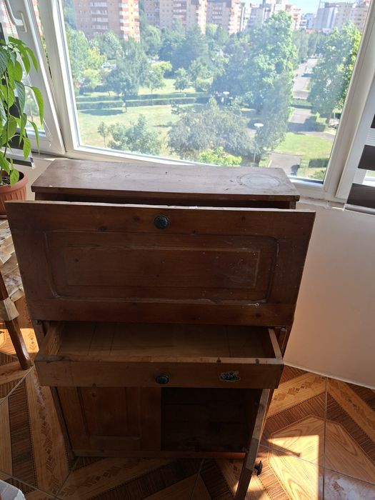 Dulap și birou vechi