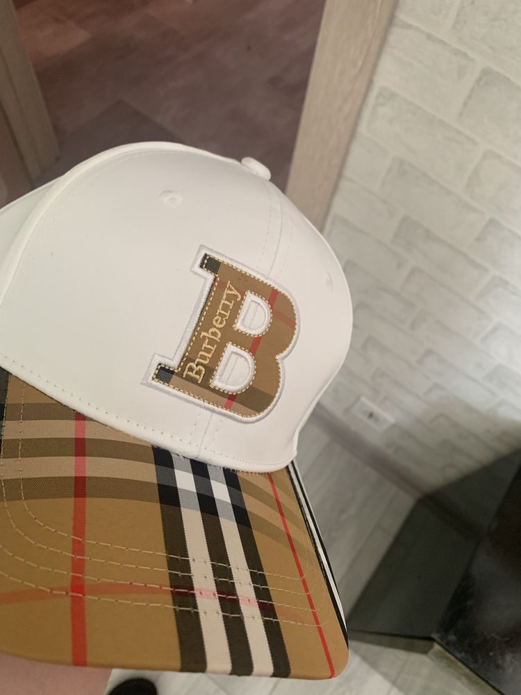Бяла шапка Burberry