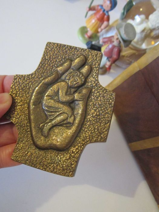 Craciun cadou rar Cruce bronz masiv "In mainile Lui" Germania 1970