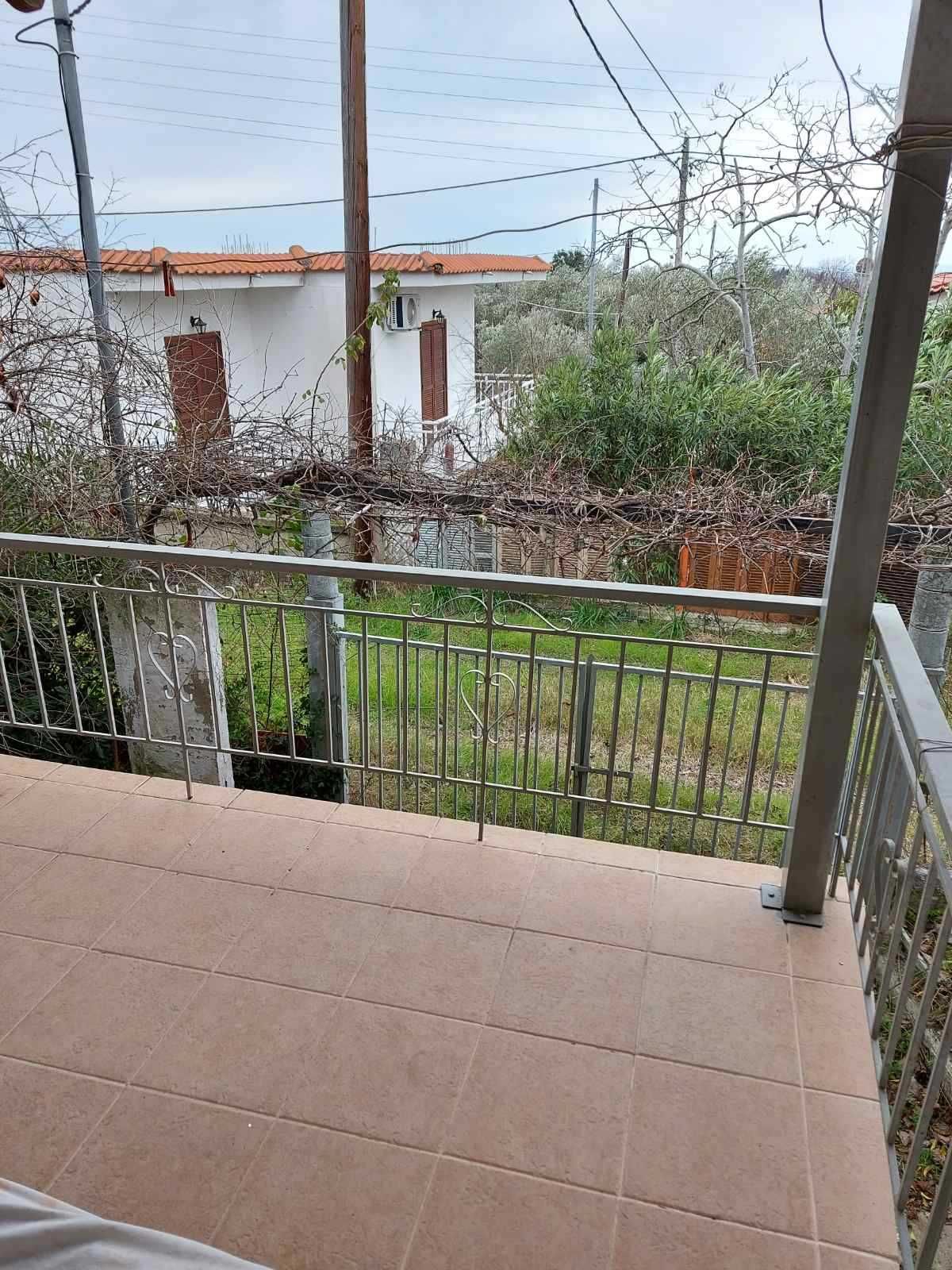 Продава къща на 2 нива с площ 86 м2 и двор 207 м2 в Аспровалта, Гърция