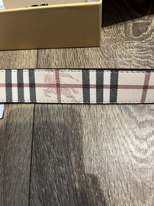 Curea Burberry  .