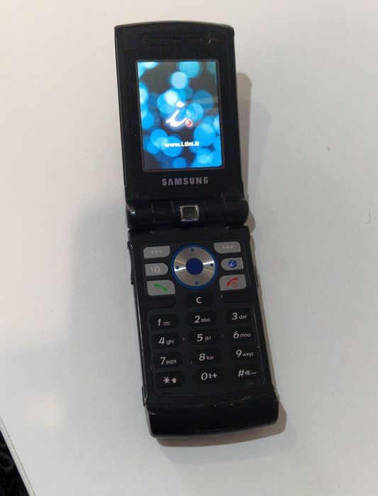 Telefon cu clapeta cu încărcător