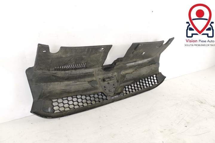 Grila Centrala Radiator Originala In Stare Buna Dacia  Logan  2 [2013