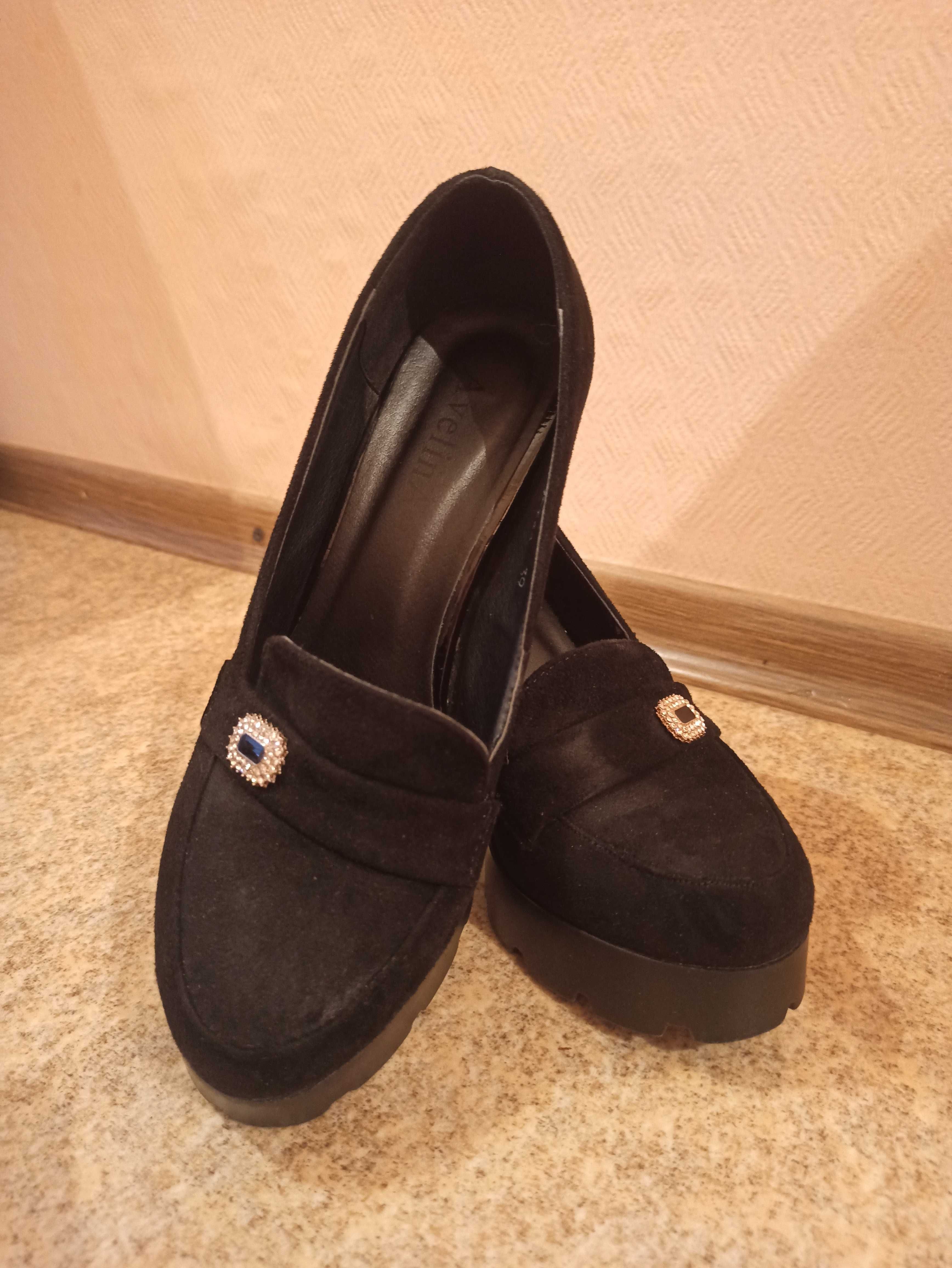 Продам женские туфли черные (нубук).