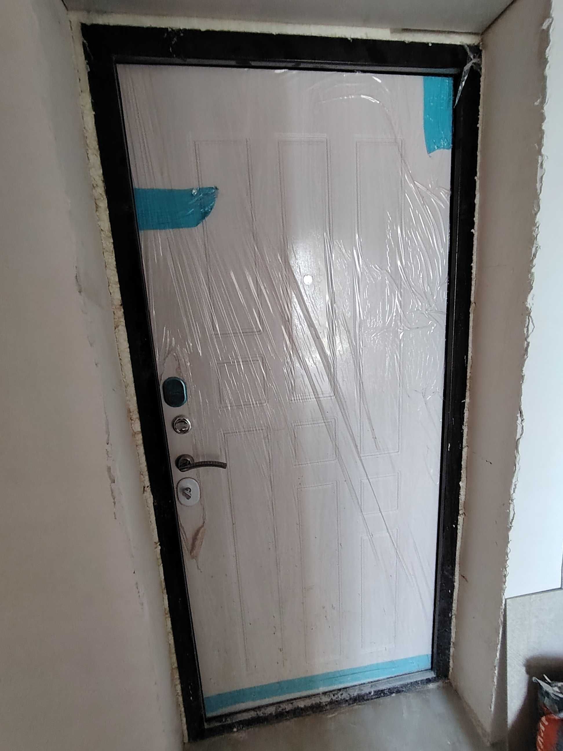 Продам входную металлическую дверь.
