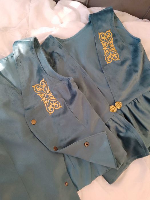 Жилеты детские 6-8 лет с машинной вышивкой на подкладе.