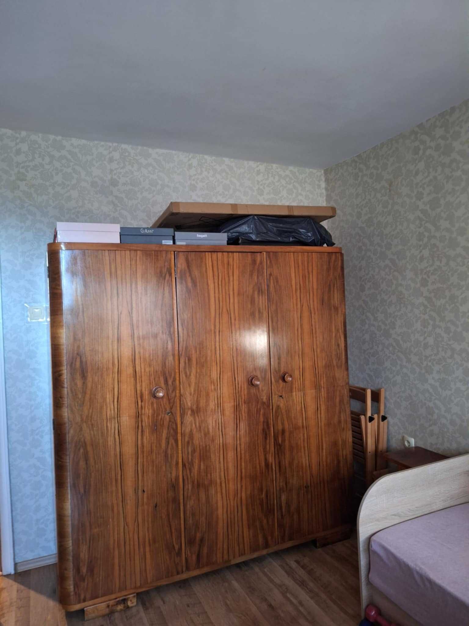 Ретро гардероб от орех, шкаф и стол