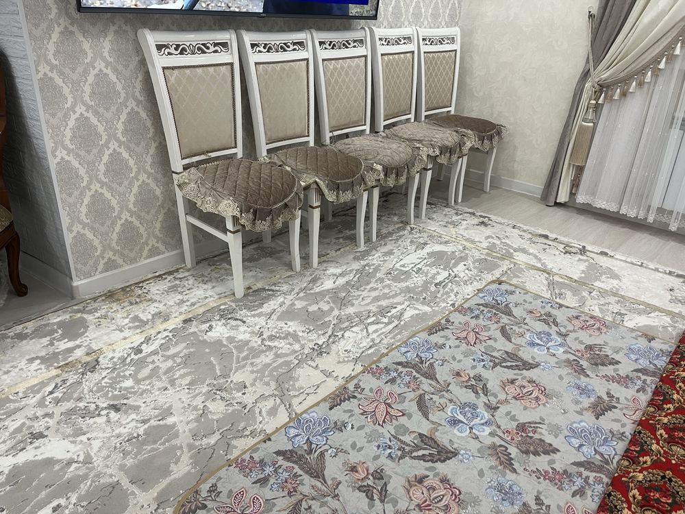 Продам гостиный стол со стульми почти новый лакированный