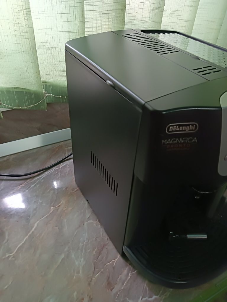 Espressor: Delonghi Magnifica pronto cappuccino