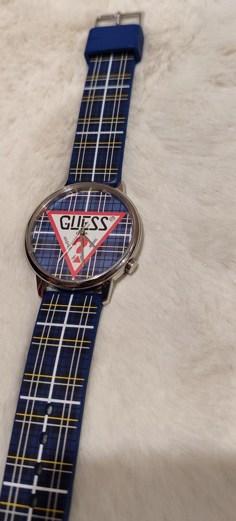 Унисекс часовник със силиконова каишка GUESS