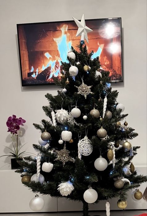 Brad artificial cu conuri