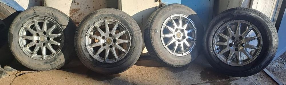 Продам летнию  резину с дисками