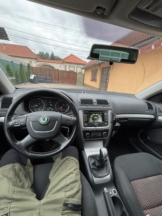 Vând Skoda Octavia.