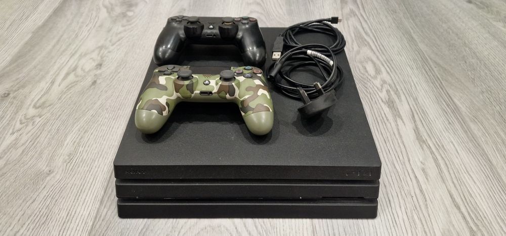 Vand PS4 PRO (1T spatiu de stocare)