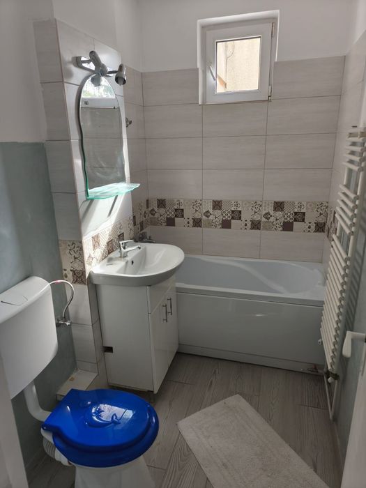 Vând apartament cu 3 camere in Dambu