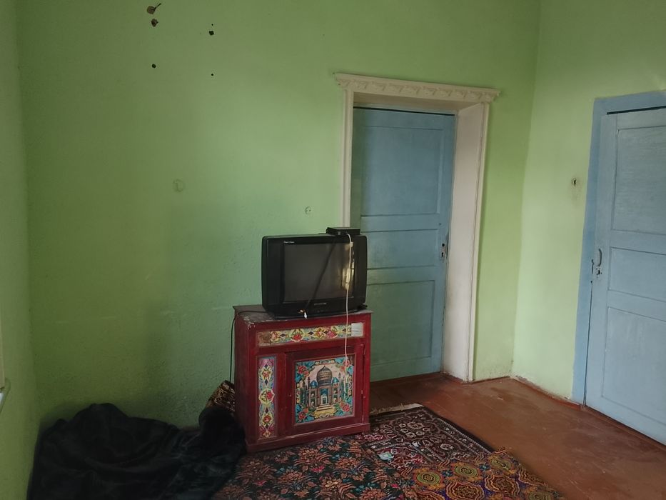 3 xonali 1 qavat uy sotiladi 240 mln kami bor