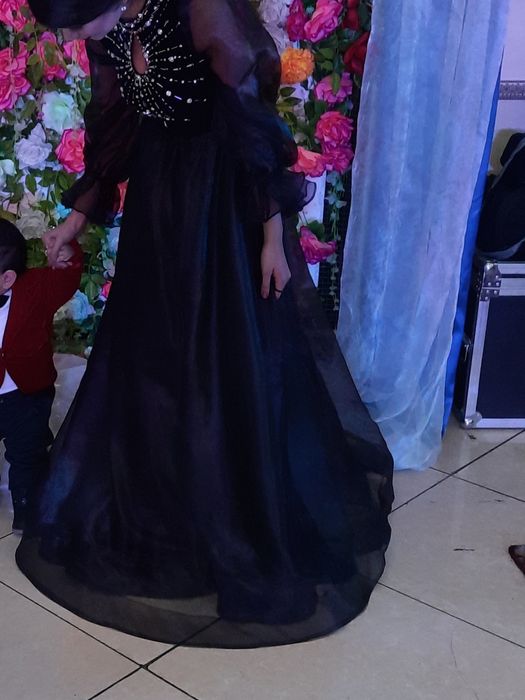 Vechirne koʻylak sotiladi yonidagi toshlari qoʻl  ishi 42 razmer