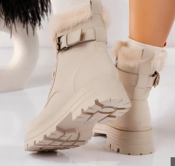 Бежави боти с пух отвътре